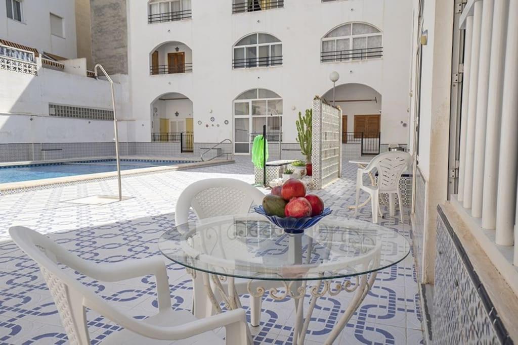 La Casa De Veronica - Serene Apartment With Shared Pool, Steps From The Beach Torrevieja Exterior photo