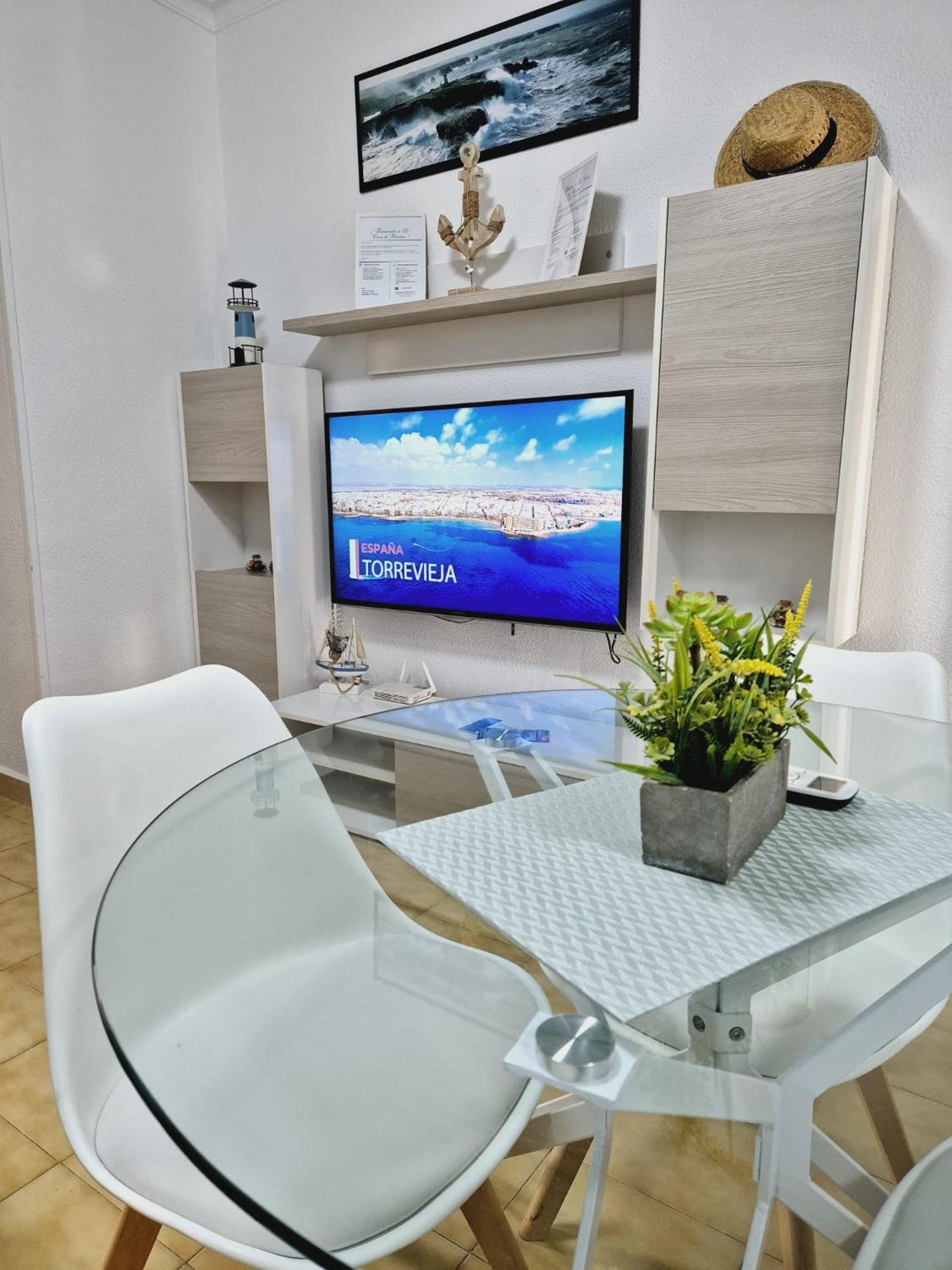 La Casa De Veronica - Serene Apartment With Shared Pool, Steps From The Beach Torrevieja Exterior photo