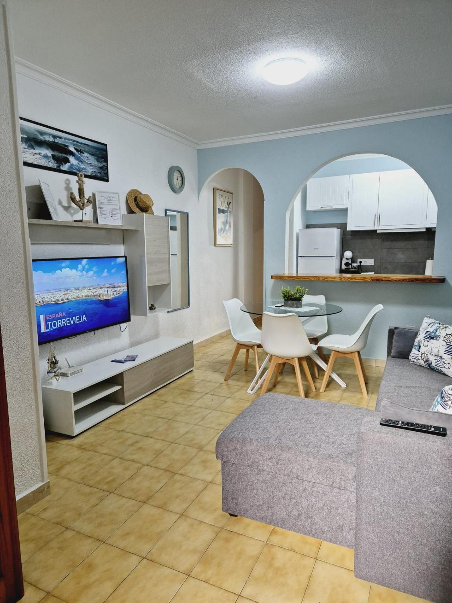 La Casa De Veronica - Serene Apartment With Shared Pool, Steps From The Beach Torrevieja Exterior photo