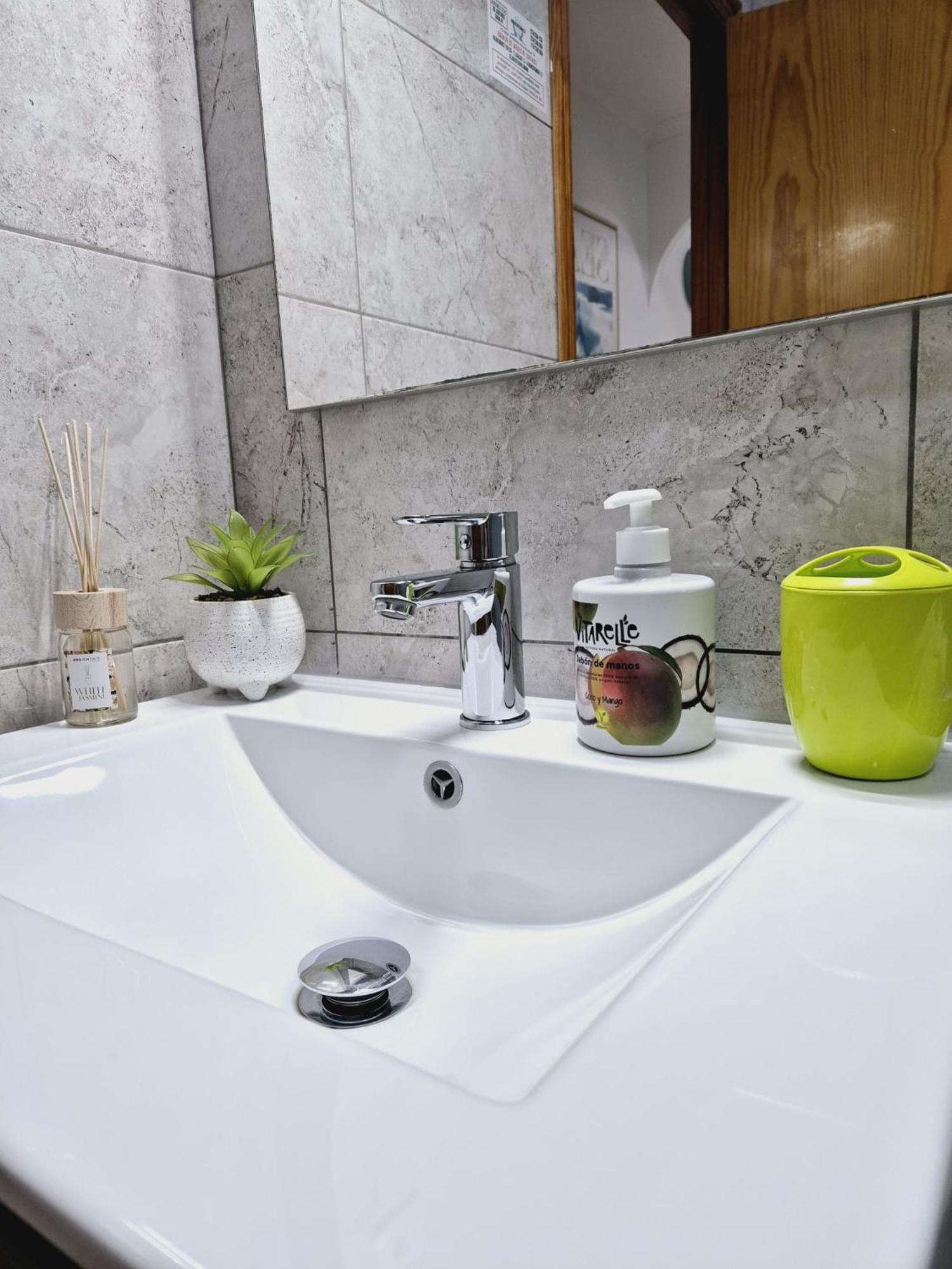 La Casa De Veronica - Serene Apartment With Shared Pool, Steps From The Beach Torrevieja Exterior photo