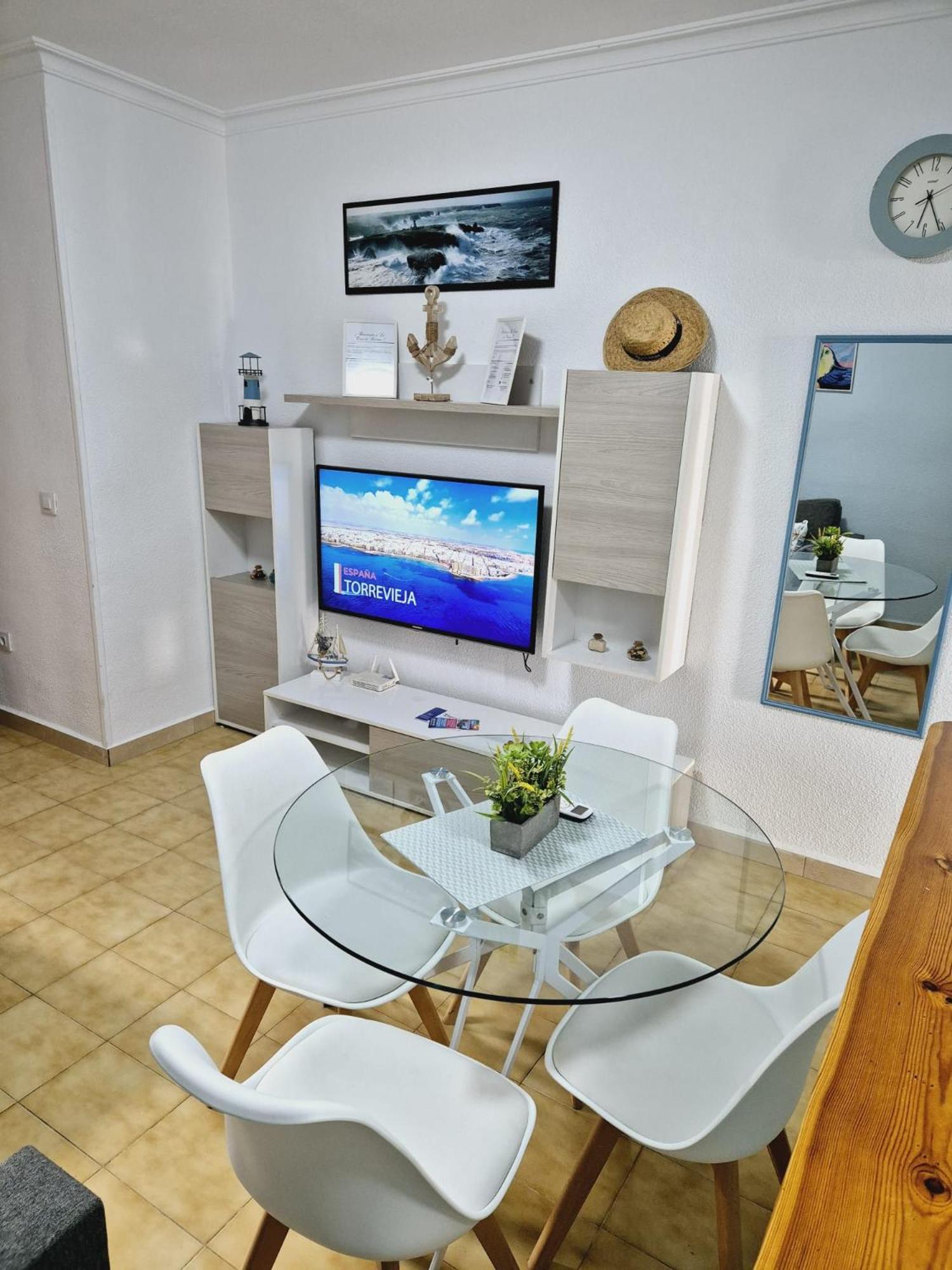 La Casa De Veronica - Serene Apartment With Shared Pool, Steps From The Beach Torrevieja Exterior photo